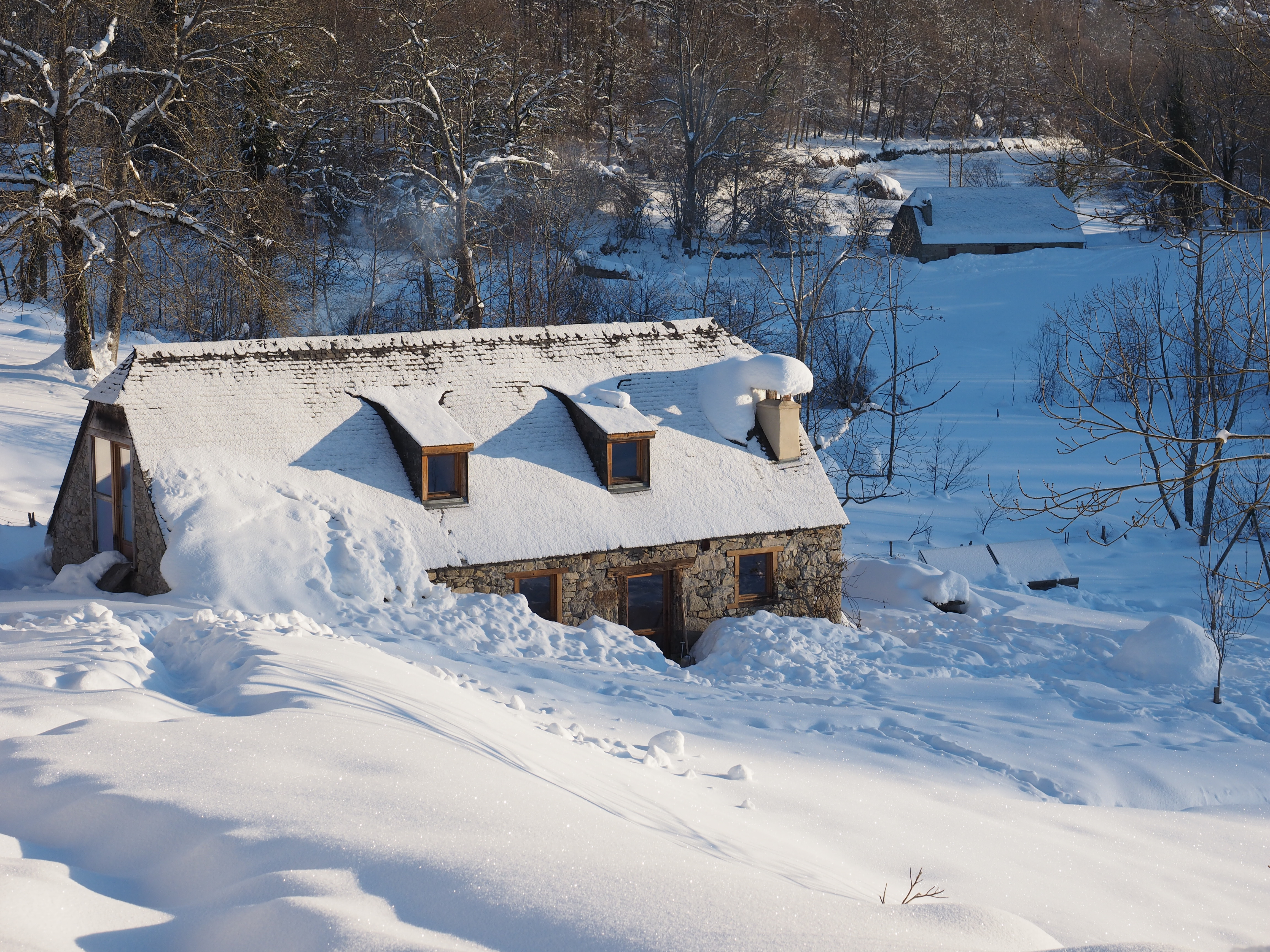 Neige grange en Val d'Azun
