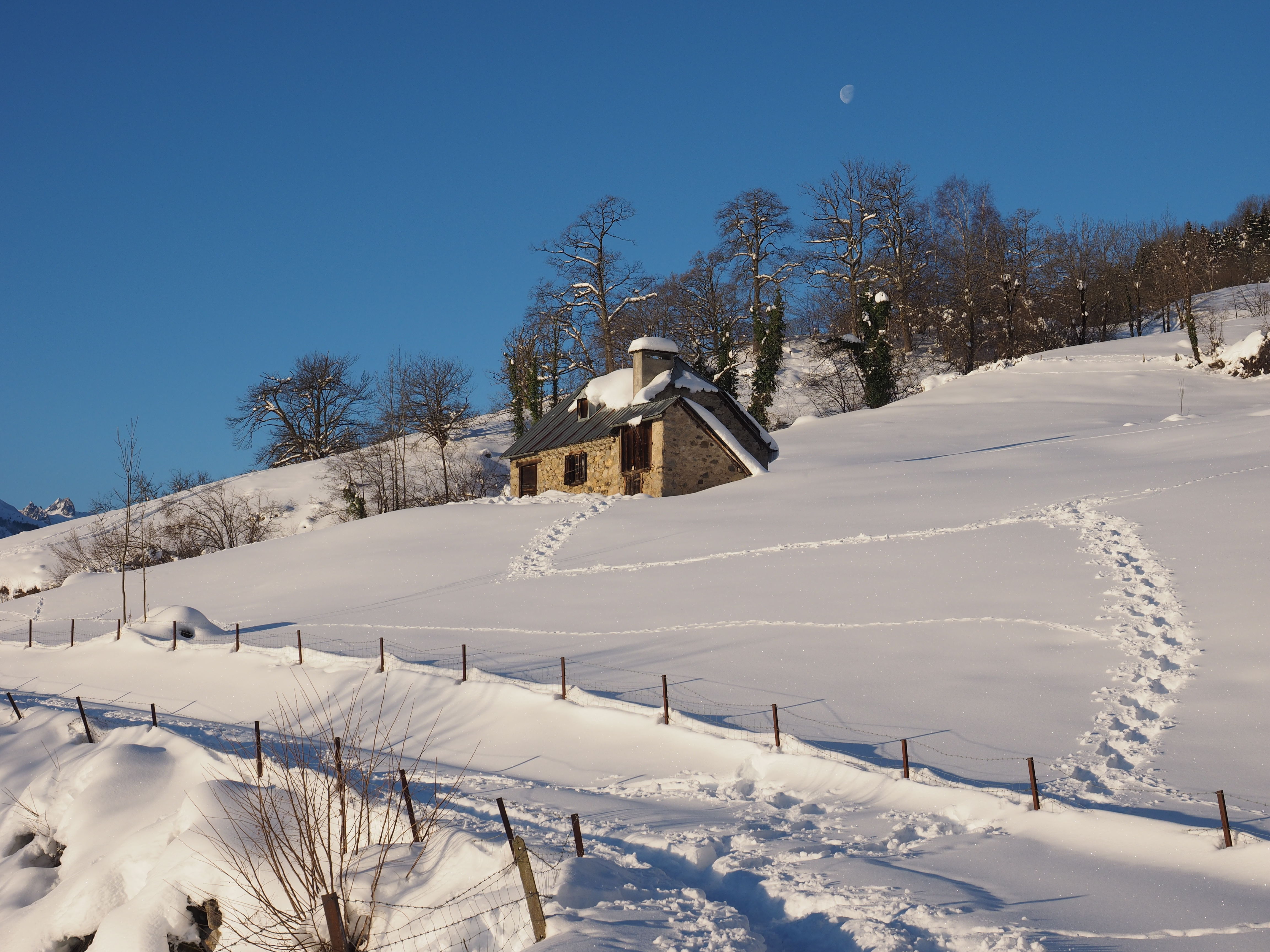 Neige grange en Val d'Azun