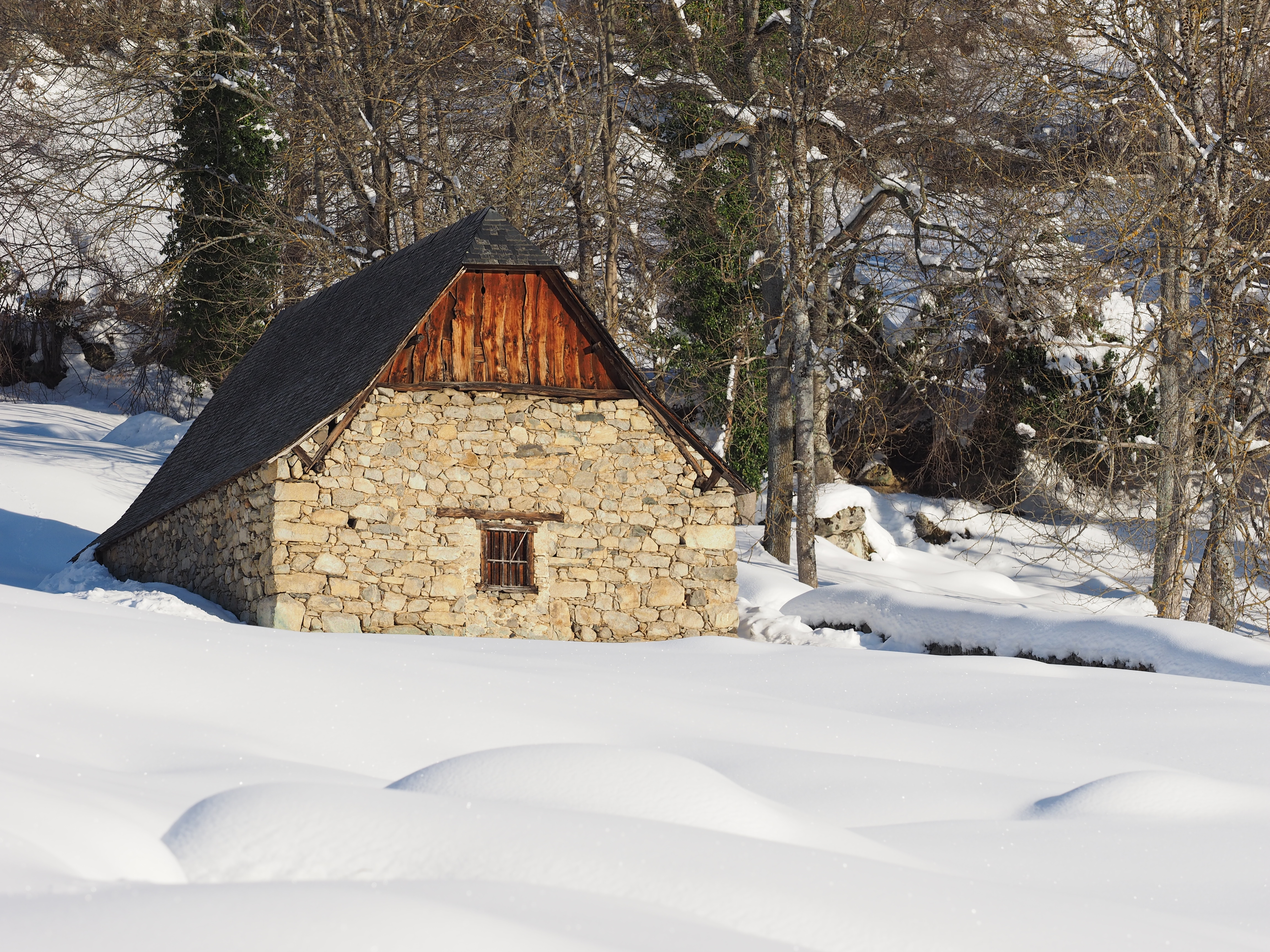 Neige grange en Val d'Azun