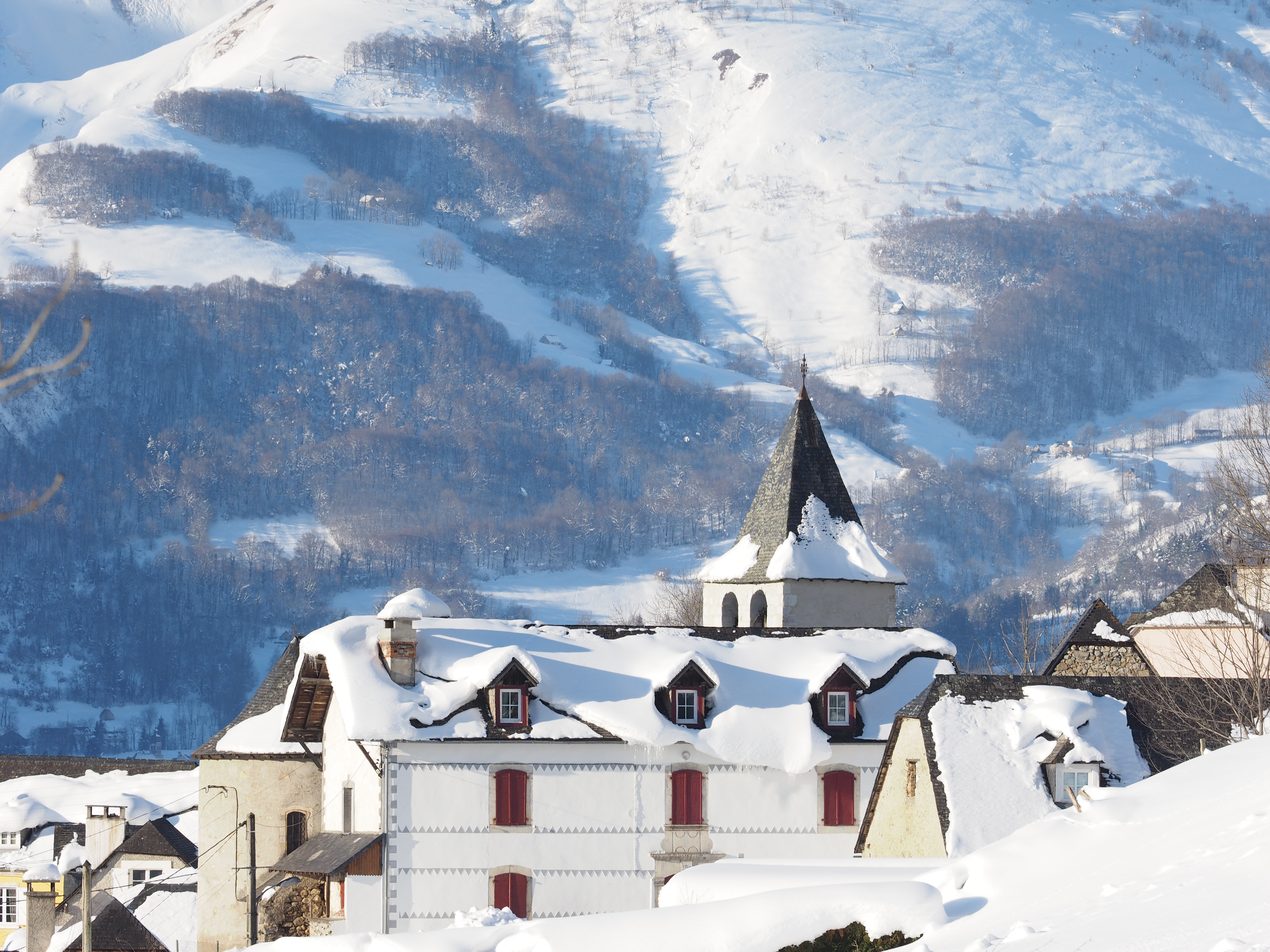 Neige clocher en Val d'Azun